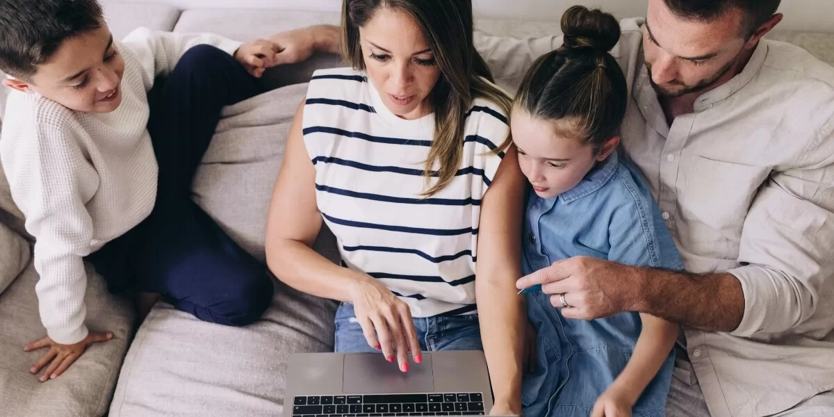 Adolescenții trebuie să înțeleagă riscurile și responsabilitățile asociate cu creditul și datoriile