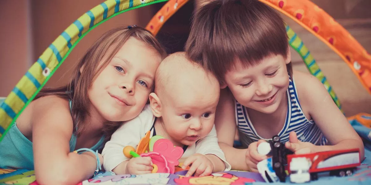 Este esențial să tratăm fiecare copil ca un individ unic și să evităm etichetările care pot crea tensiuni și competiție