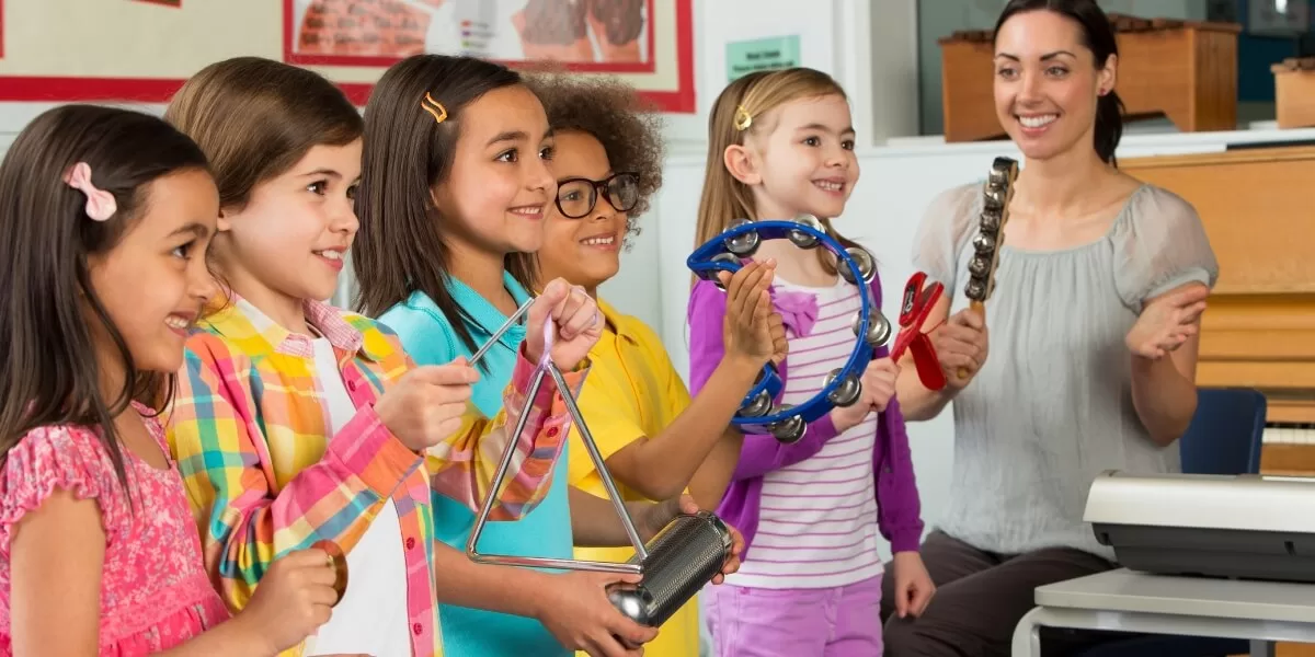 Încurajați copilul să socializeze și să își facă prieteni, fie prin jocuri de rol acasă, fie prin participarea la activități de grup înainte de începerea școlii