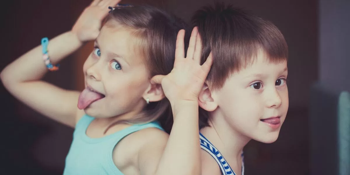 Jocurile de echipă pot încuraja cooperarea și reducerea rivalității dintre frați