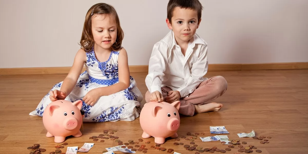 Pe măsură ce copiii cresc, discuțiile despre bani pot deveni mai complexe