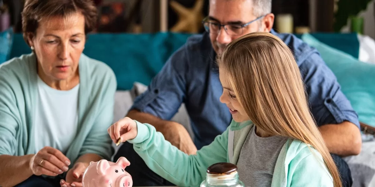 Un alt pas important în educația financiară este învățarea diferenței între ceea ce își doresc și ceea ce au nevoie cu adevărat
