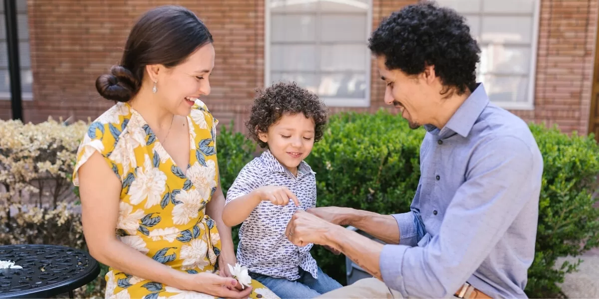 Cele patru stiluri principale de parenting se bazează pe combinația dintre nivelul de susținere oferit (responsivitate) și gradul de control (așteptări)