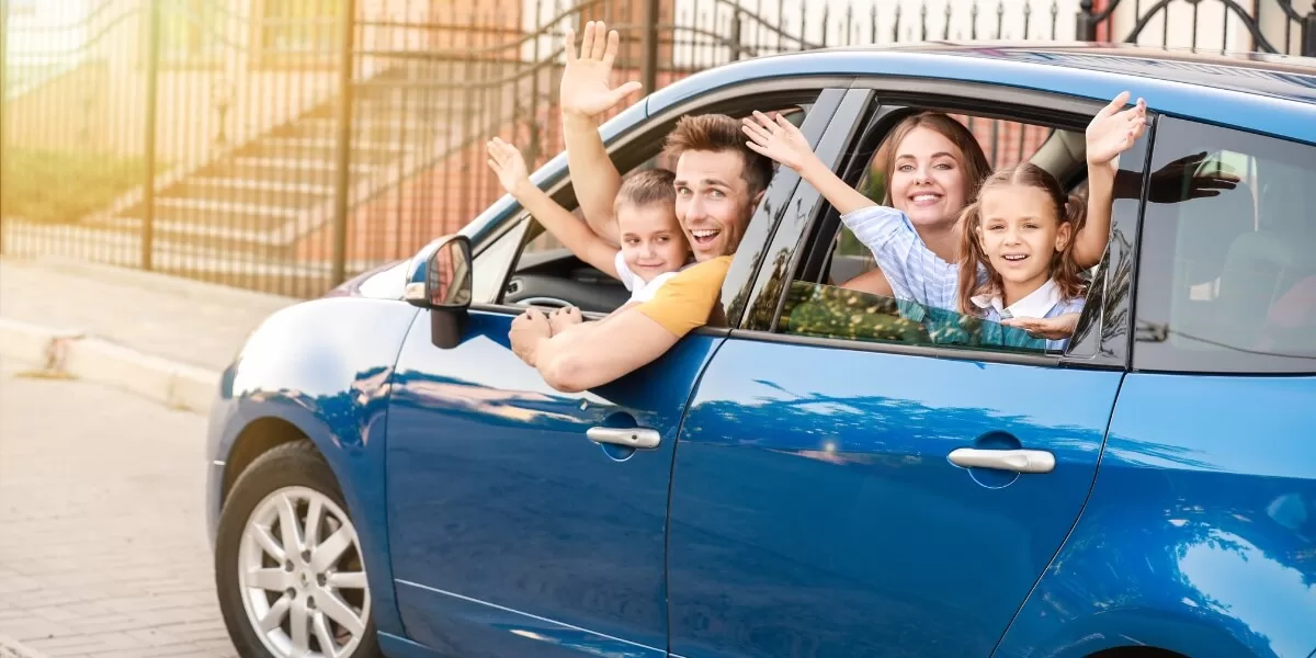 Chiar dacă sunteți blocați în trafic, puteți transforma peisajul urban într-o oportunitate de învățare și explorare