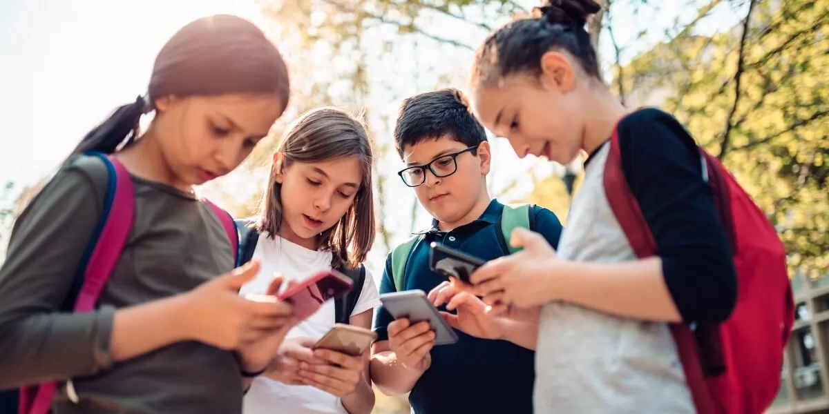 Copiii sunt adesea atrași de ecrane pentru divertisment, educație și socializare