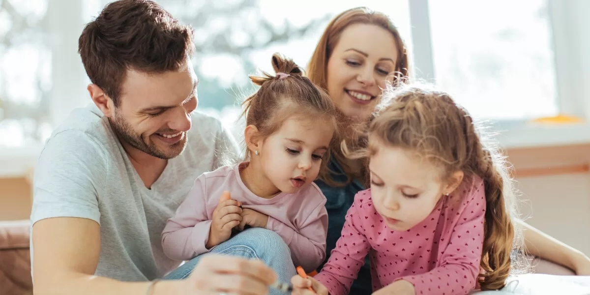 Datorită implicării parentale echilibrate cu respectarea autonomiei, copiii învață cum să dezvolte relații sănătoase și au un stil de atașament securizant (sigur)