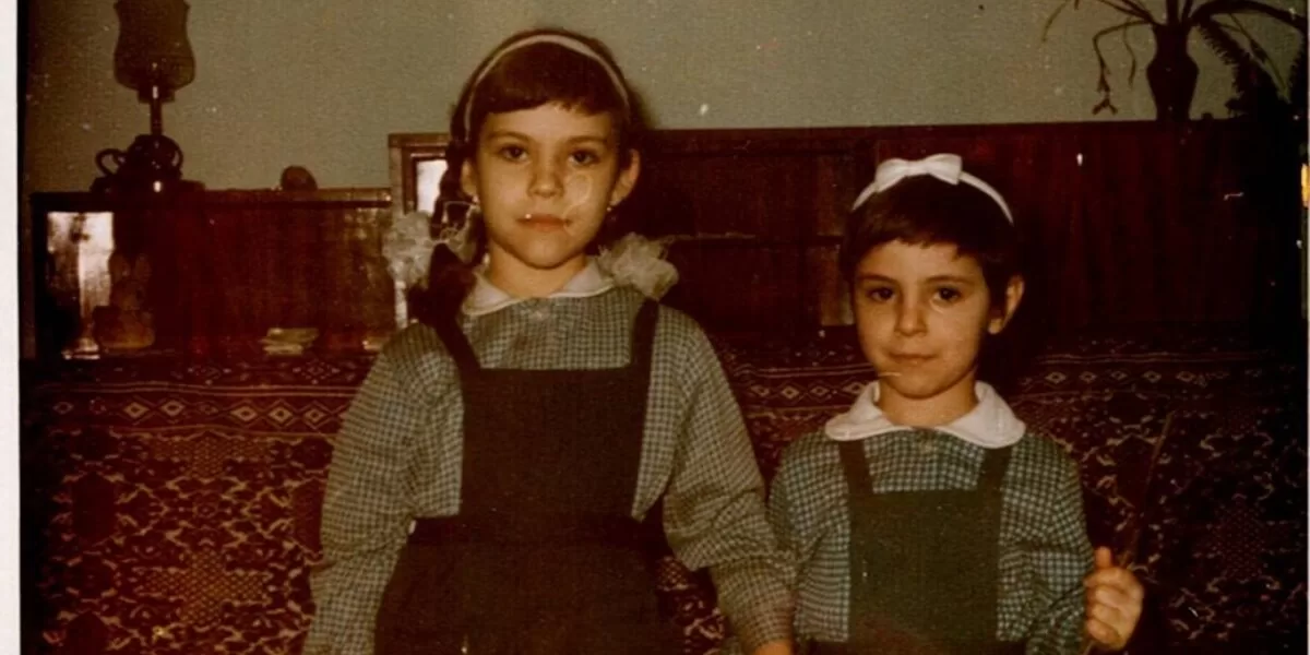 Eu și Roxana în uniforme școlare, 1991