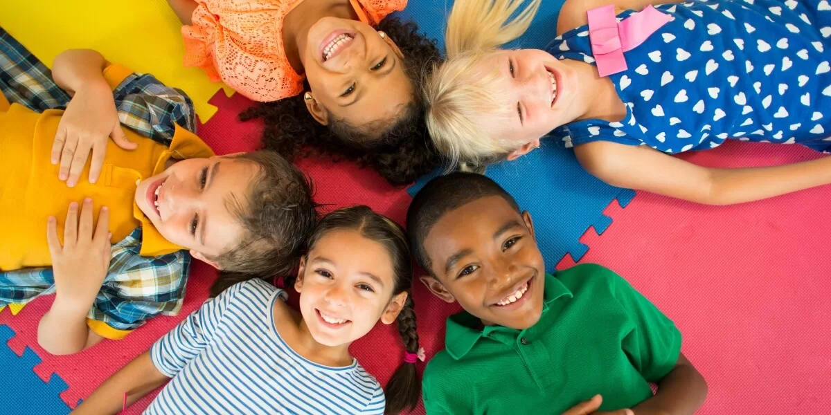 Încurajați copiii să vorbească despre sentimentele lor, fără teama de a fi judecați sau respinși