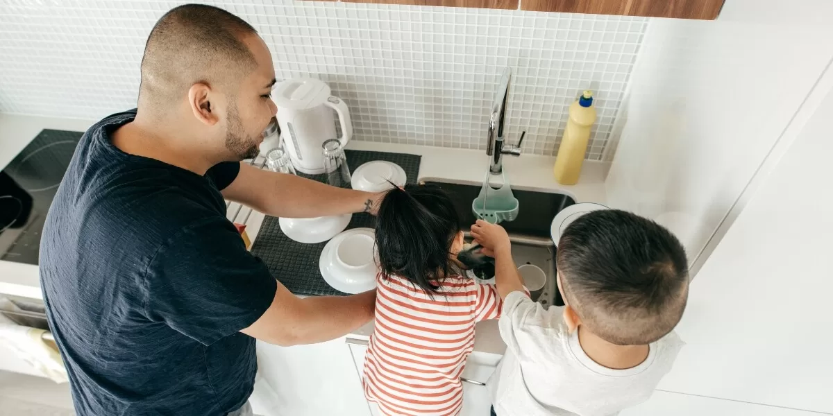 Părinții au un rol important în a-i învăța pe copii să fie responsabili