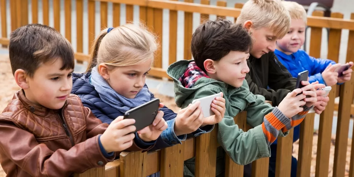 Pentru a reduce dependența de ecrane, este important să oferiți copiilor alternative atractive