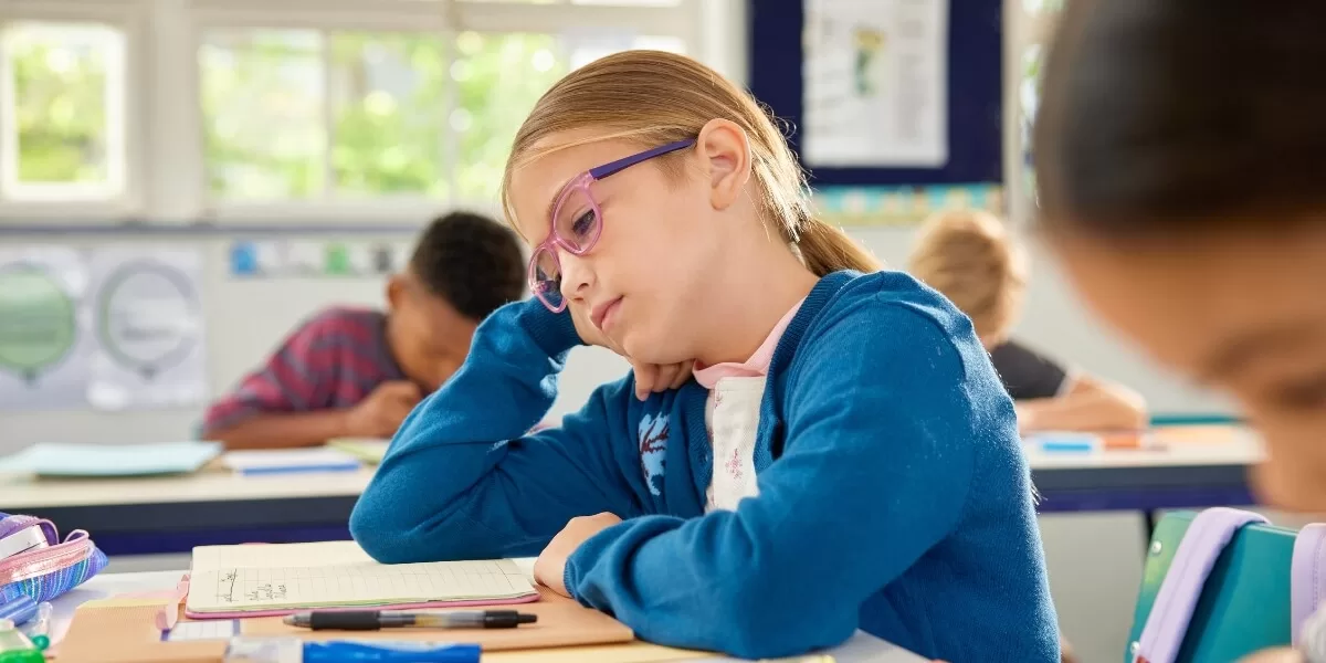 Schimbarea mediului social, fie că este vorba despre mutarea la o altă școală sau pierderea prietenilor, poate fi o sursă majoră de stres pentru copii