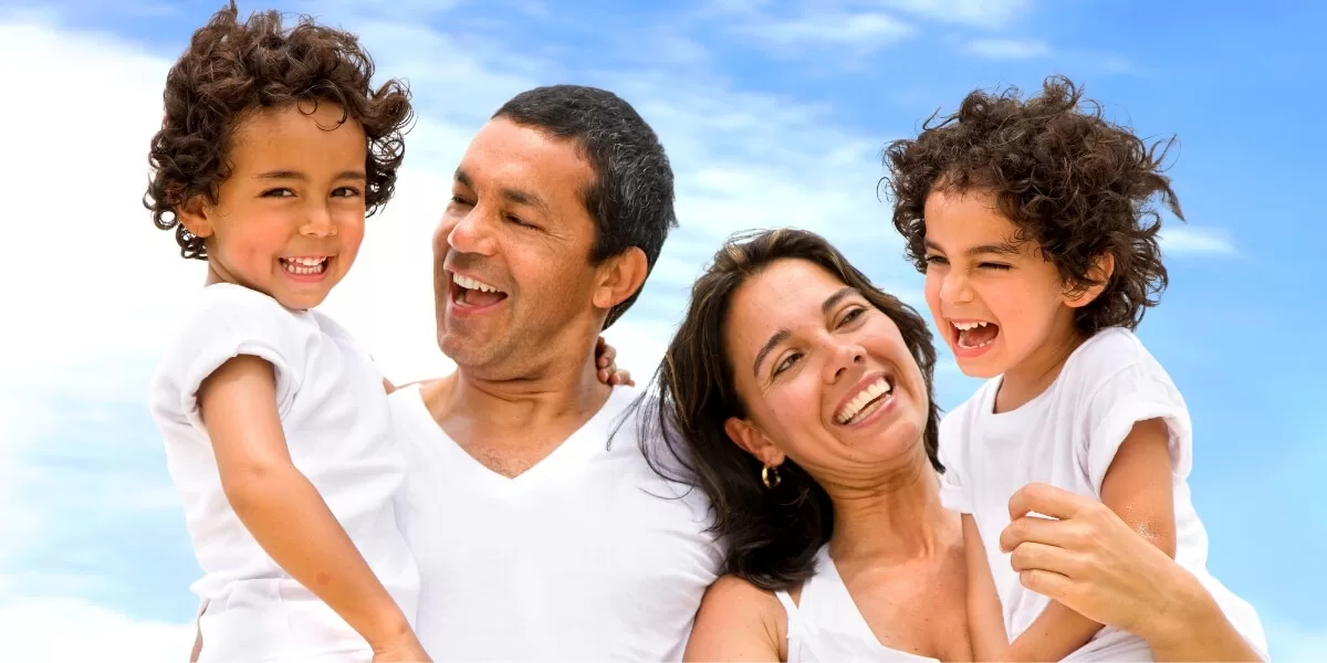 Le poți explica copiilor că este normal să apară și gânduri negative, dar că acestea pot fi schimbate