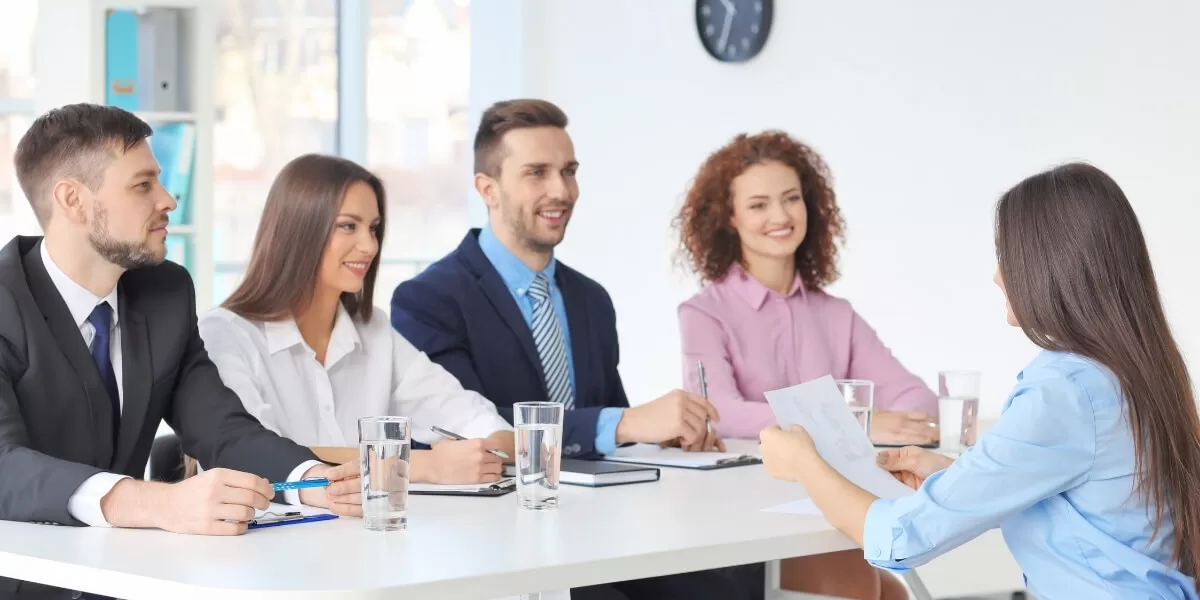 Orice discriminare directă sau indirectă faţă de un salariat este interzisă